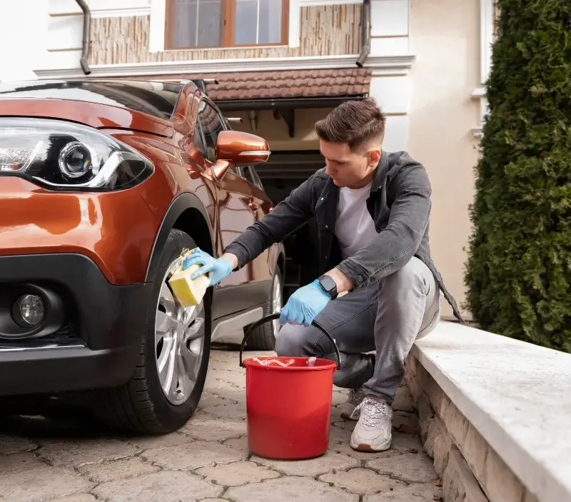 Lavage auto à domicile La Celle-les-Bordes : professionnel intervenant sur un véhicule
